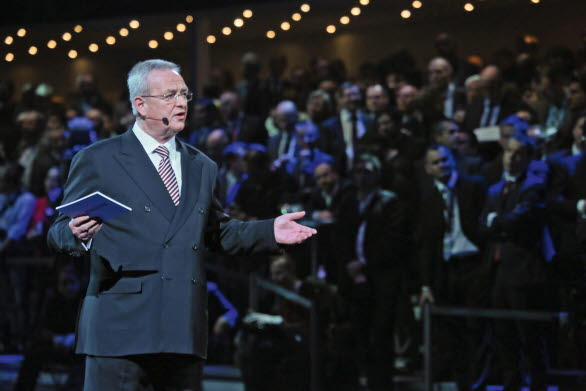 Volkswagens koncernchef Martin Winterkorn tillkännagav att företagets CO2-utsläpp fortsätter att minska kraftigt.