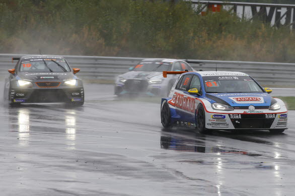 Nicklas Oscarsson gjorde en stark uppkörning till tolfte plats i första racet.