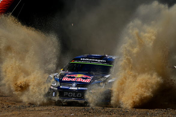 Andreas Mikkelsen missade pallen efter ett tidstillägg på tio sekunder.