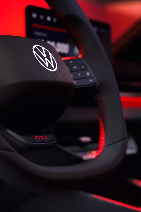 När föraren trycker på GTI-knappen på multifunktionssportratten aktiveras den nya körprofilen ”GTI” som aktiverar de särskilt dynamiska sidorna hos ID. Polo GTI.