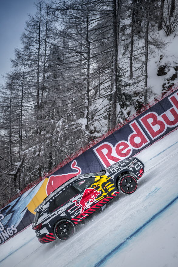 Audi e-tron uppför störtloppsbacken i Kitzbühel