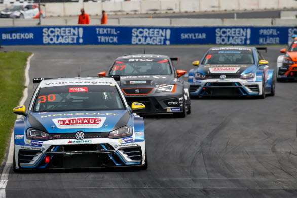 Ekblom tog två tredjeplatser och ligger trea totalt.