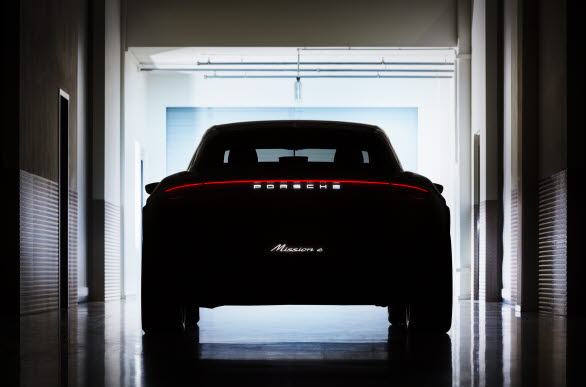 De vita bokstäverna i namnet Porsche lyser upp i mörkret.