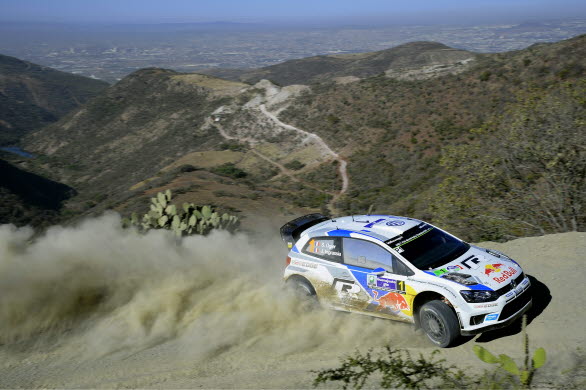 Sébastien Ogier laddar för Rally Argentina.