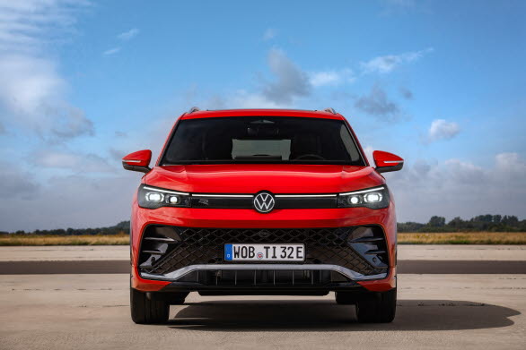 Nya Tiguan har en högre, kraftfullare front med nya LED-strålkastare och en glasklädd horisontell balk med integrerad LED-list (beroende på version).