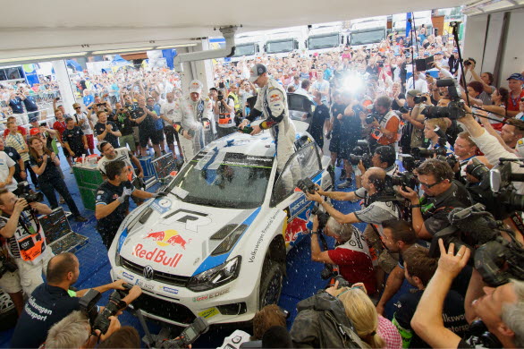 Jari-Matti Latvala firas efter en välförtjänt seger i Rally Finland. 