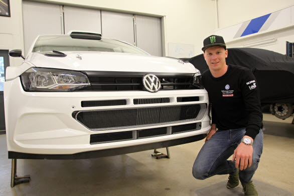 Bil nr 8! En av de femton första Polo GTI R5-bilarna för rally har hittat till Kristoffersson Motorsports verkstad, till Johan Kristofferssons glädje.