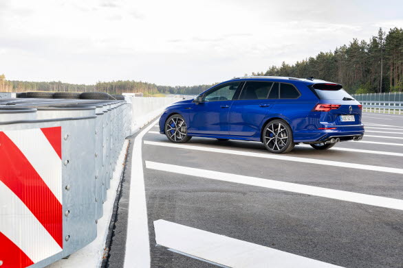 Kraftfull och omisskännlig R-design. Här i den R-specifika lacken Lapiz Blue Metallic.