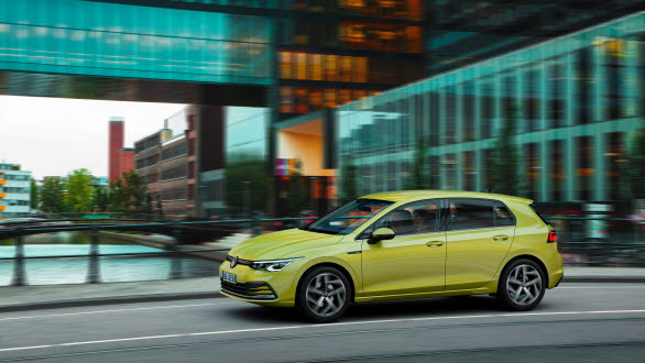 Travel Assist hjälper föraren med intelligent, aktiv styrning, acceleration och inbromsning i hastigheter upp till 210 km/h.