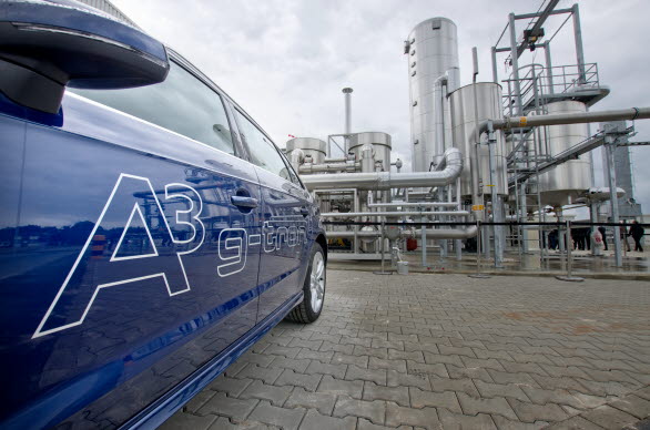 Audi g-tron vid Audi e-gasanläggning i Werlte
