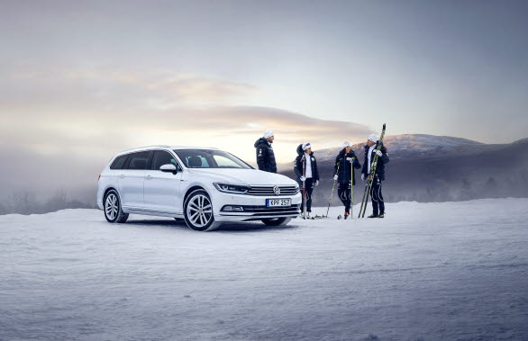 Rikard Grip, Anna Haag, Charlotte Kalla och Emil Jönsson i huvudrollerna tillsammans med nya Volkswagen Passat.
