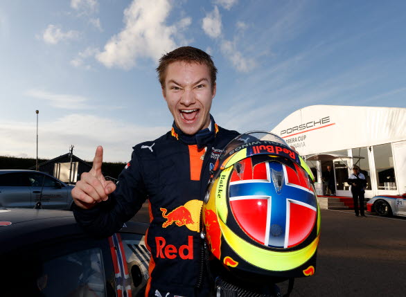 Red Bull-föraren Dennis Hauger från Norge tävlar i Porsche Race Of Champions Snow + Ice Challenge. Han är regerande F3-mästare och en av världens mest omtalade unga talanger inom internationell formelbilsracing.