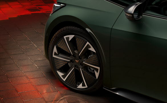 Två nya 20-tums lättmetallfälgar introduceras för CUPRA Born VZ med design för att betona dess sportiga karaktär.