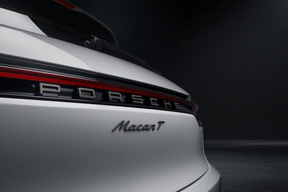 Macan T med modellogotyp i Agate Grey Metallic på bakluckan.