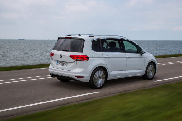 Touran erbjuds i två motoralternativ: 1,5 TSI (bensin) och 2,0 TDI (diesel), båda med 150 hk.