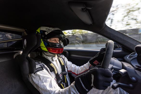 Testföraren Jörg Bergmeister i Porsche 718 Cayman GT4 RS under de avslutande testerna på Nürburgrings Nordslinga.