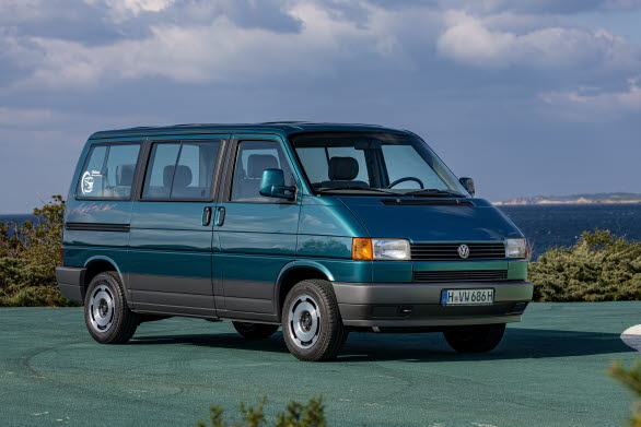 Generation 4 (T4) lanserades 1990 och fick nya motorer fram, liksom framhjulsdrift