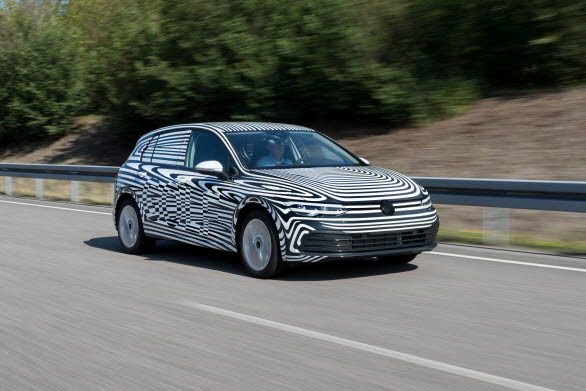 Nya Volkswagen Golf som kamouflerad prototyp.