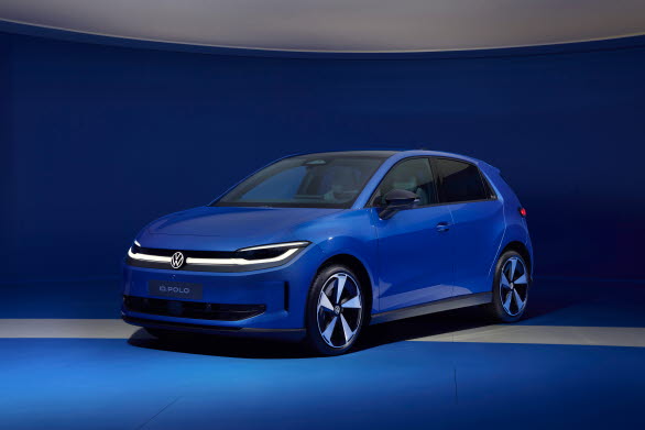 Den utrustningsberoende belysta LED-listen mellan strålkastarna och VW-logotypen, som i detta fall också är belyst skapar en omisskännlig dag- och nattdesign.