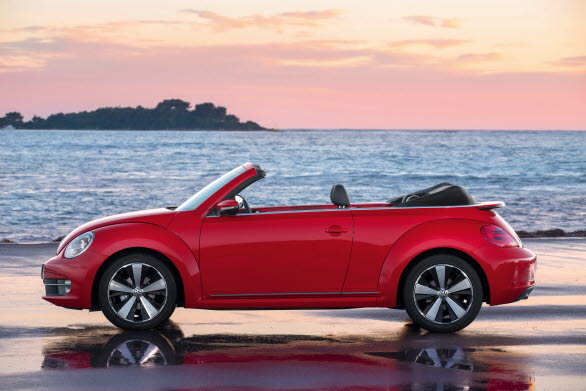 Med nya Beetle Cabriolet kombinerar Volkswagen modern teknik och kvalitet på högsta nivå med samma härliga känsla som bilens ”anfader” bjöd på. 