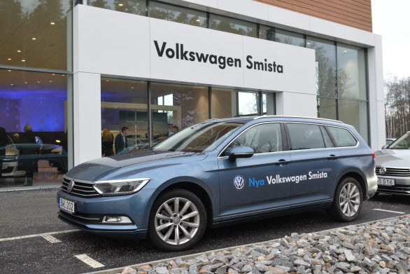 Nya Passat parkerad utanför den nya Volkswagen-anläggningen i Smista.