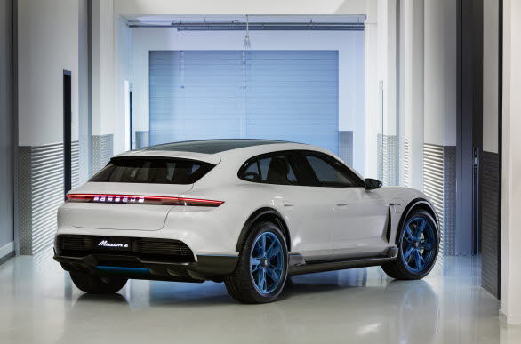 Den tvärgående ljusrampen känns igen från andra Porsche-modeller.