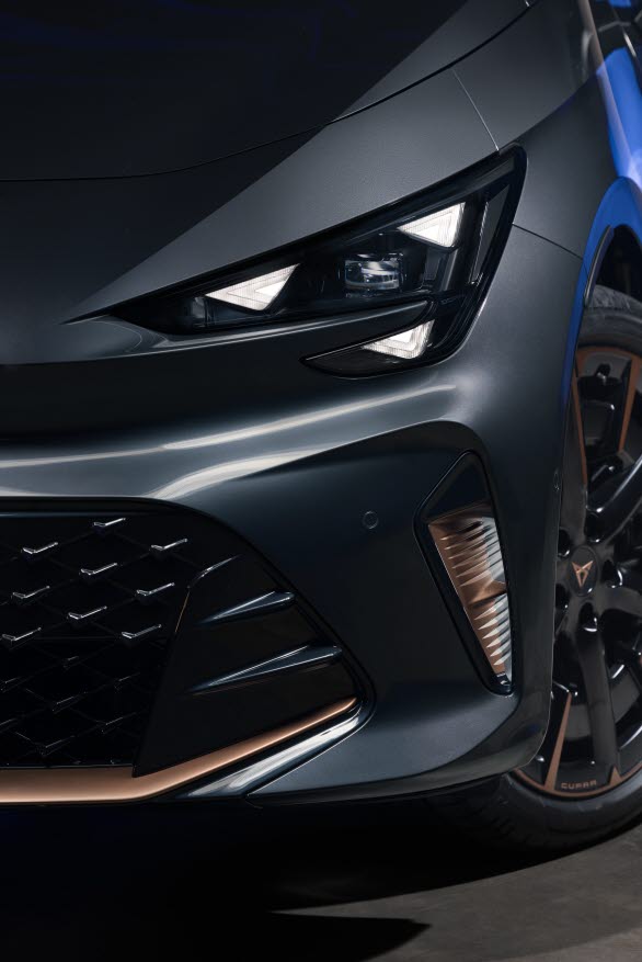 Nya CUPRA Born. I nya CUPRA Born har den nya LED-strålkastardesignen och LED-tekniken tagits till nästa nivå med tillvalet Matrix LED. Systemet gör det möjligt att anpassa belysningen efter körmiljön.