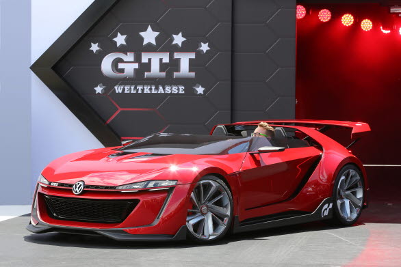 Vid den legendariska GTI-träffen vid sjön Wörthersee i Österrike (28 till 31 maj), raderar Volkswagen ut gränserna mellan den virtuella världen och den verkliga. Volkswagen utvecklade GTI Roadster med 503 hk till bilspelet ”Gran Turismo 6” och presenterar nu en verklig version. 