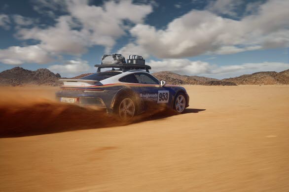 Porsche 911 Dakar med Rallye Design Package och takräcke med integrerade extraljus.