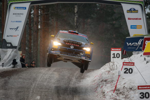 10, 20, 30, nej, 40 meter flög Johan Kristoffersson över Colin's Crest första vändan.