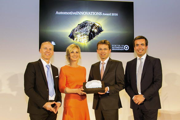 Från vänster: Stefan Bratzel (Center of Automotive Management,CAM), Barbara Hahlweg (presentatör), Frank Welsch (chef teknisk utveckling inom Volkswagen) och Felix Kuhnert (chef för Automotive Industry division på PwC i Tyskland och Europa).