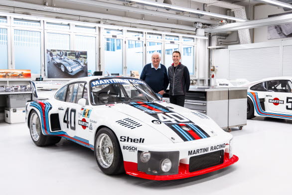 Timo Bernhard, Le Mans-vinnare och World Endurance Champion, guidar tittaren genom de enskilda avsnitten och bjuder in före detta tävlingsingenjören Norbert Singer att dela med sig av sina personliga minnen.