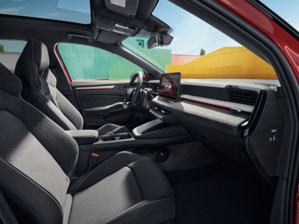 Sportiga interiören i nya Škoda Epiq Sportline