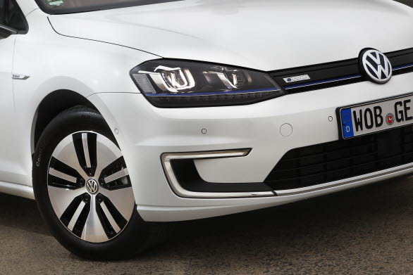 Särskiljande detaljer för e-Golf utvändigt är bland annat frontspoilern, LED-strålkastarna och de C-formade varselljusen är en utseendemässig detalj som används för att skilja Volkswagens el- eller laddhybriddrivna bilar från andra. 