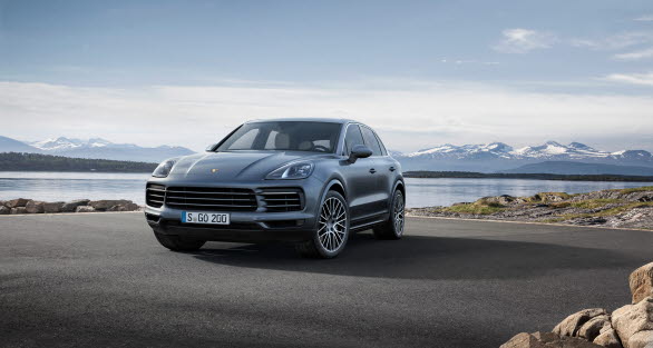 Nya horisontella ljus betyder att Porsches nya SUV ser bredare ut. 