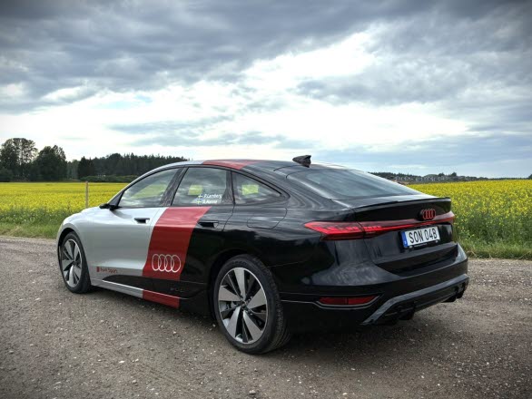 Audi A6 Sportback e-tron performance med 77 mils räckvidd (enligt WLTP), 100 kWh batteri (94,9 kWh netto) och möjlighet till snabbladdning med upp till 270 kW.
