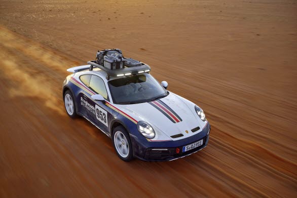 Porsche 911 Dakar med Rallye Design Package och takräcke med integrerade extraljus.