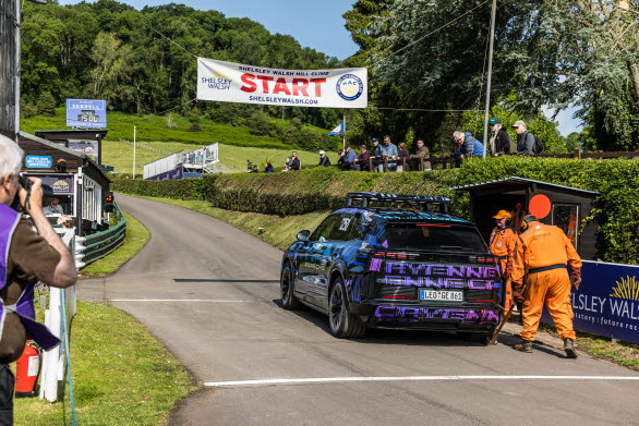 Porsche visade upp den höga prestandapotentialen hos den kommande helelektriska Porsche Cayenne vid Shelsley Walsh Hill Climb.