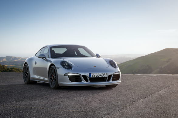 Porsche 911 Carrera GTS känns igen med sitt speciella luftintag och de rökfärgade strålkastarna.