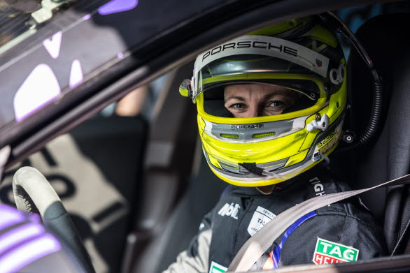 Gabriela Jílková, simulator- och utvecklingsförare för TAG Heuer Porsche Formel E-teamet, körde den kamouflerade Cayenne Electric-prototypen uppför asfaltsbacken i Shelsley Walsh Hill Climb.