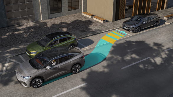 Om så önskas kan assistenten parkera själv med hjälp av omgivningssensorer och ta full kontroll över bilen, inklusive styrning, acceleration, bromsning och växlingar.