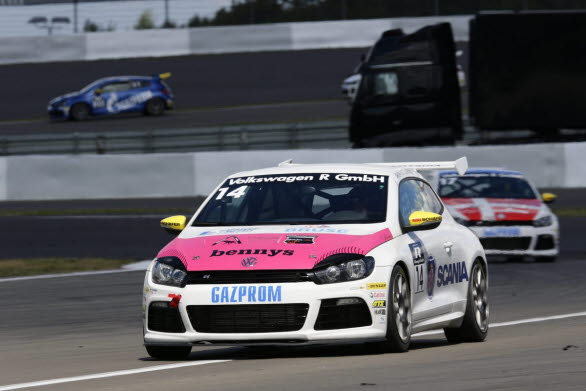 Svenska racingtalangen Mikaela Åhlin-Kottulinsky tog i helgen sin första pallplats i Volkswagen Scirocco R-Cup när det var dubbelrace på klassiska Nürburgring.