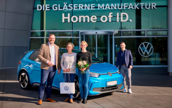 Den här veckan överlämnades jubileumsbilen, en ID.3, till kunden Kirsten Vormbrock vid Transparent Factory i Dresden.