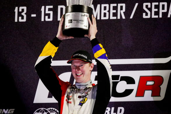 Johan Kristoffersson avslutade WTCR-säsongen på ett strålande sätt, med en "omöjlig" uppkörning till seger i sista racet.