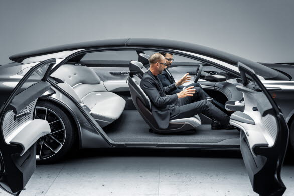 Designchef Marc Lichte och Utvecklingschef Oliver Hoffman i Audi grandsphere concept