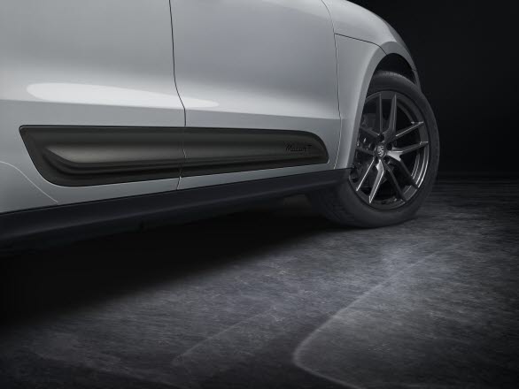 Macan T har sideblades på dörrar i Agate Grey Metallic med modellogotyp i svart.