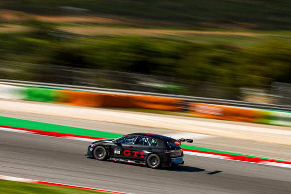 Två Golf GTI Clubsport 24 h-bilar ställer upp i årets 24-timmars på Nürburgring.