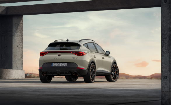 Den exklusiva Taiga Grey-versionen intensifierar den sportiga designen hos CUPRA Formentor VZ5.